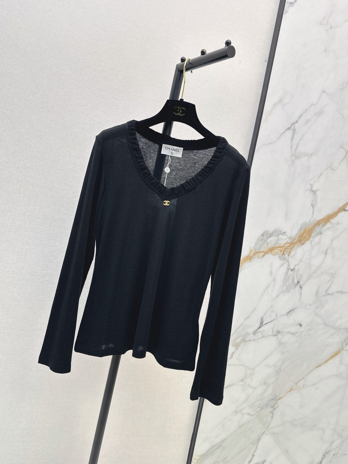 Chanel / 26 Early Autumn New V-Neck Base Shirt
