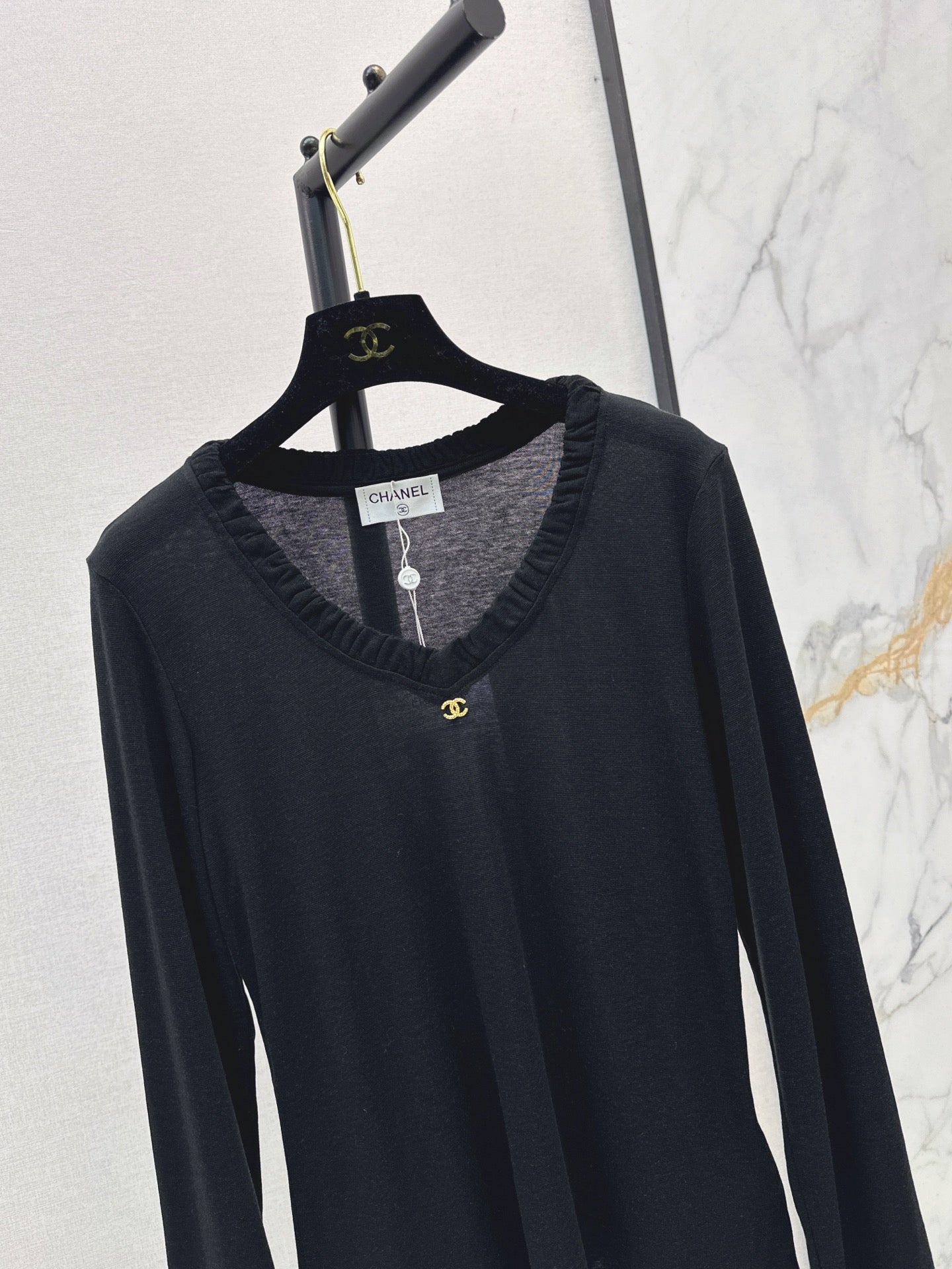 Chanel / 26 Early Autumn New V-Neck Base Shirt