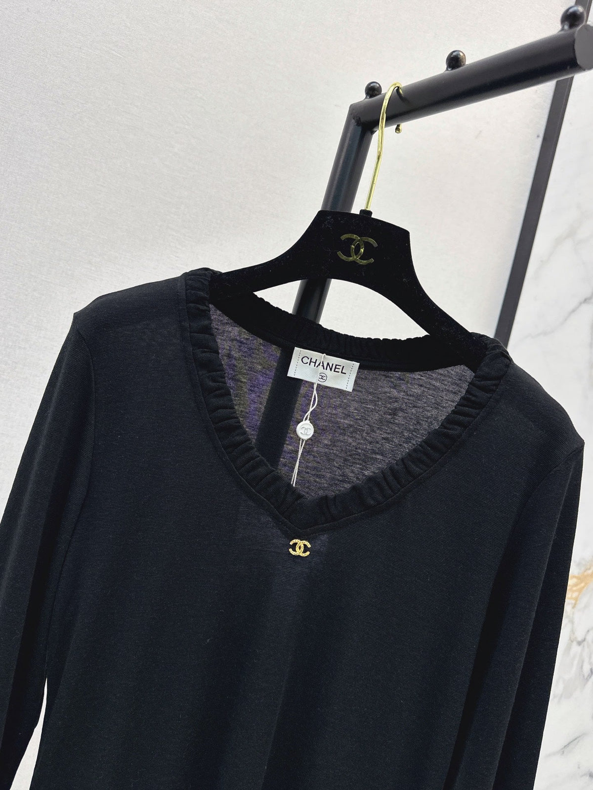 Chanel / 26 Early Autumn New V-Neck Base Shirt