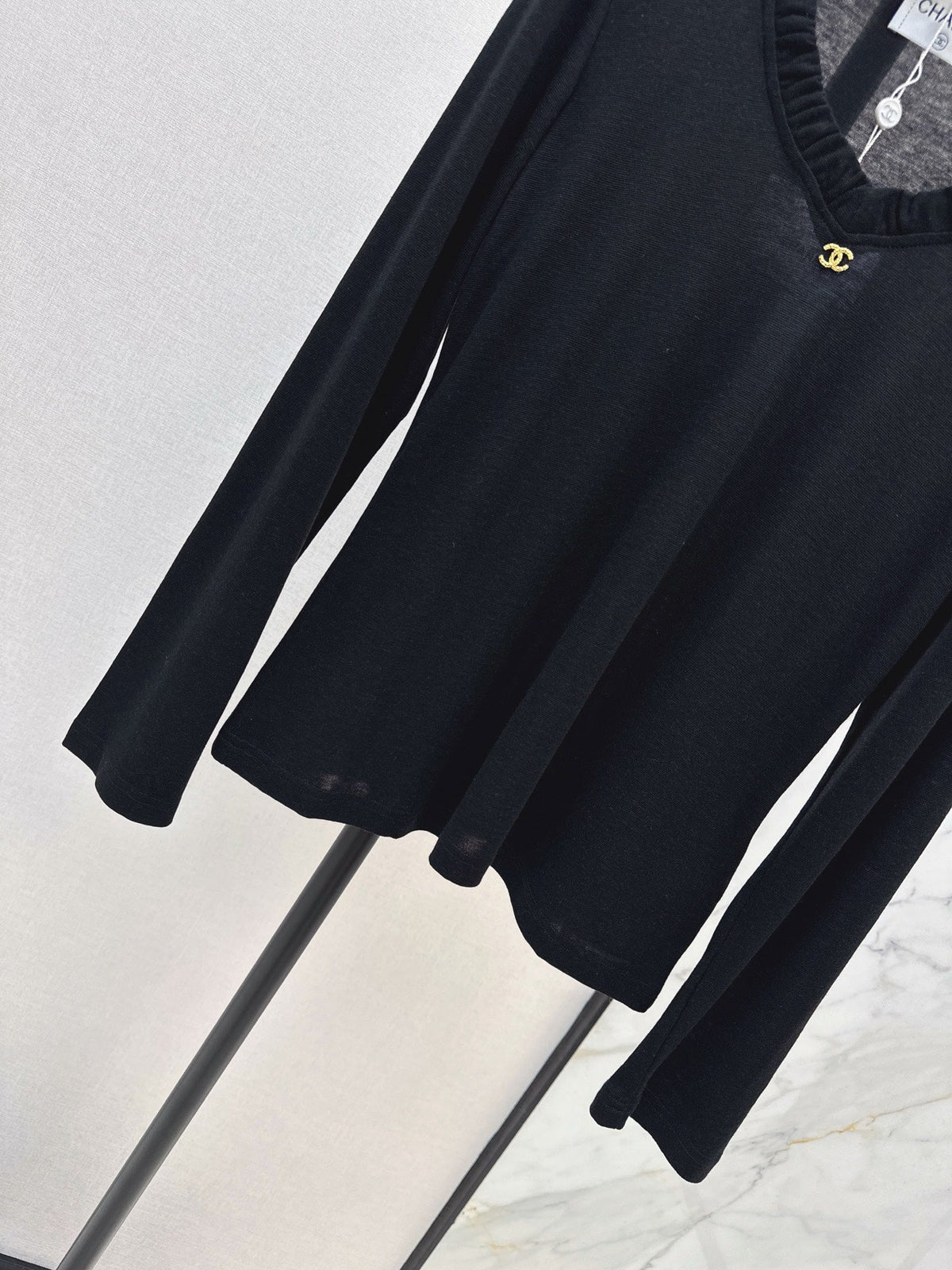 Chanel / 26 Early Autumn New V-Neck Base Shirt