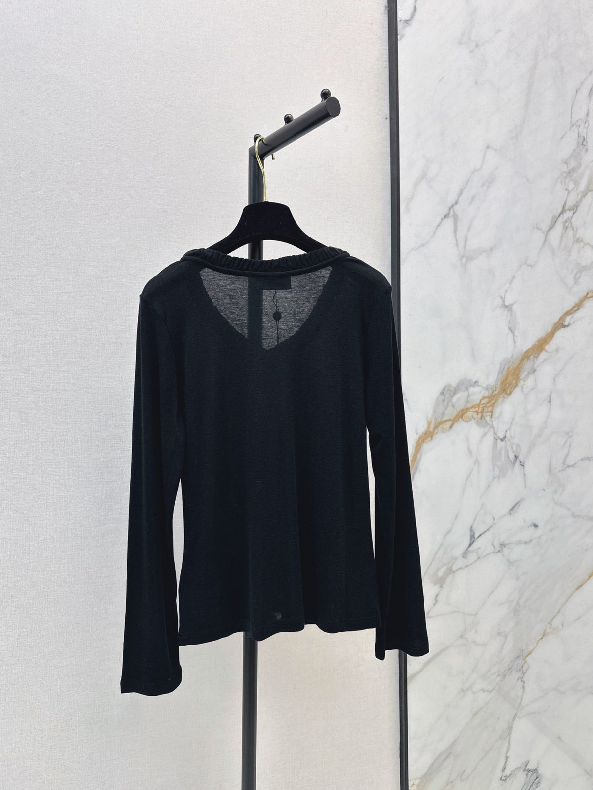 Chanel / 26 Early Autumn New V-Neck Base Shirt