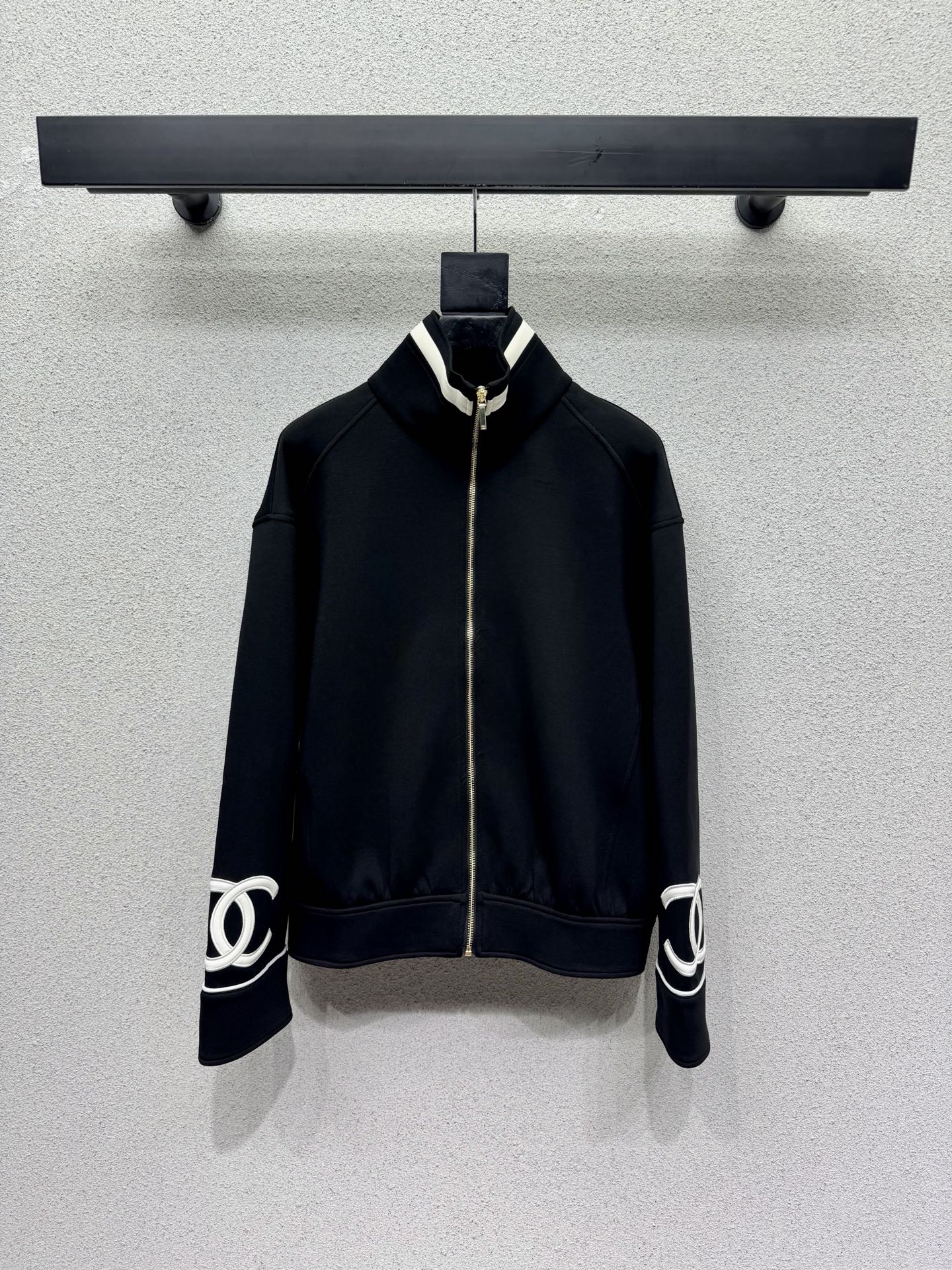 Casual matching set with a bold logo.