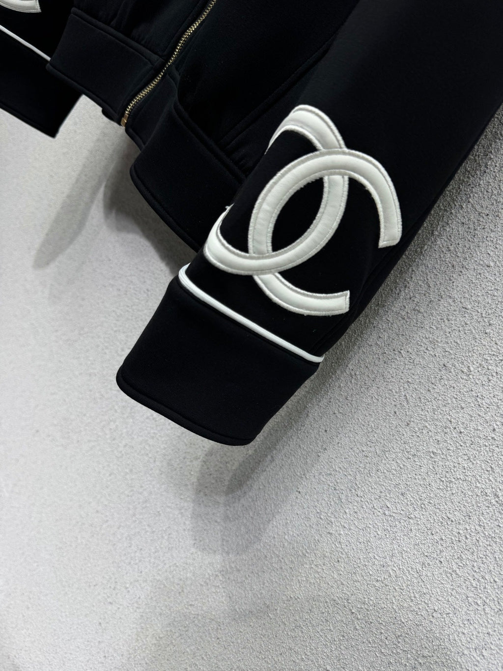 Casual matching set with a bold logo.
