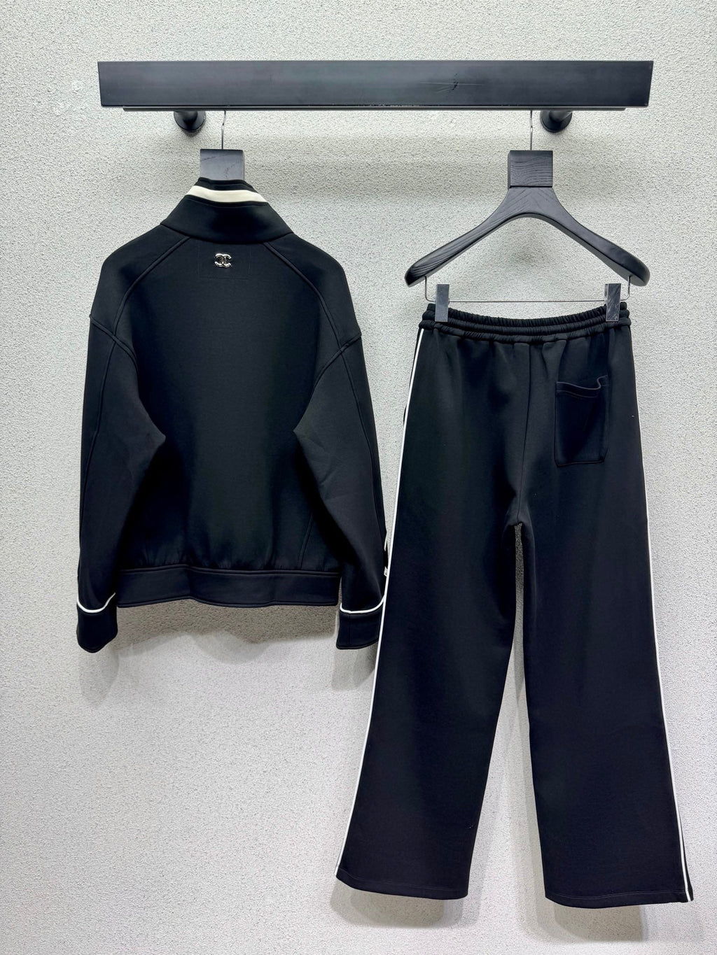 Casual matching set with a bold logo.