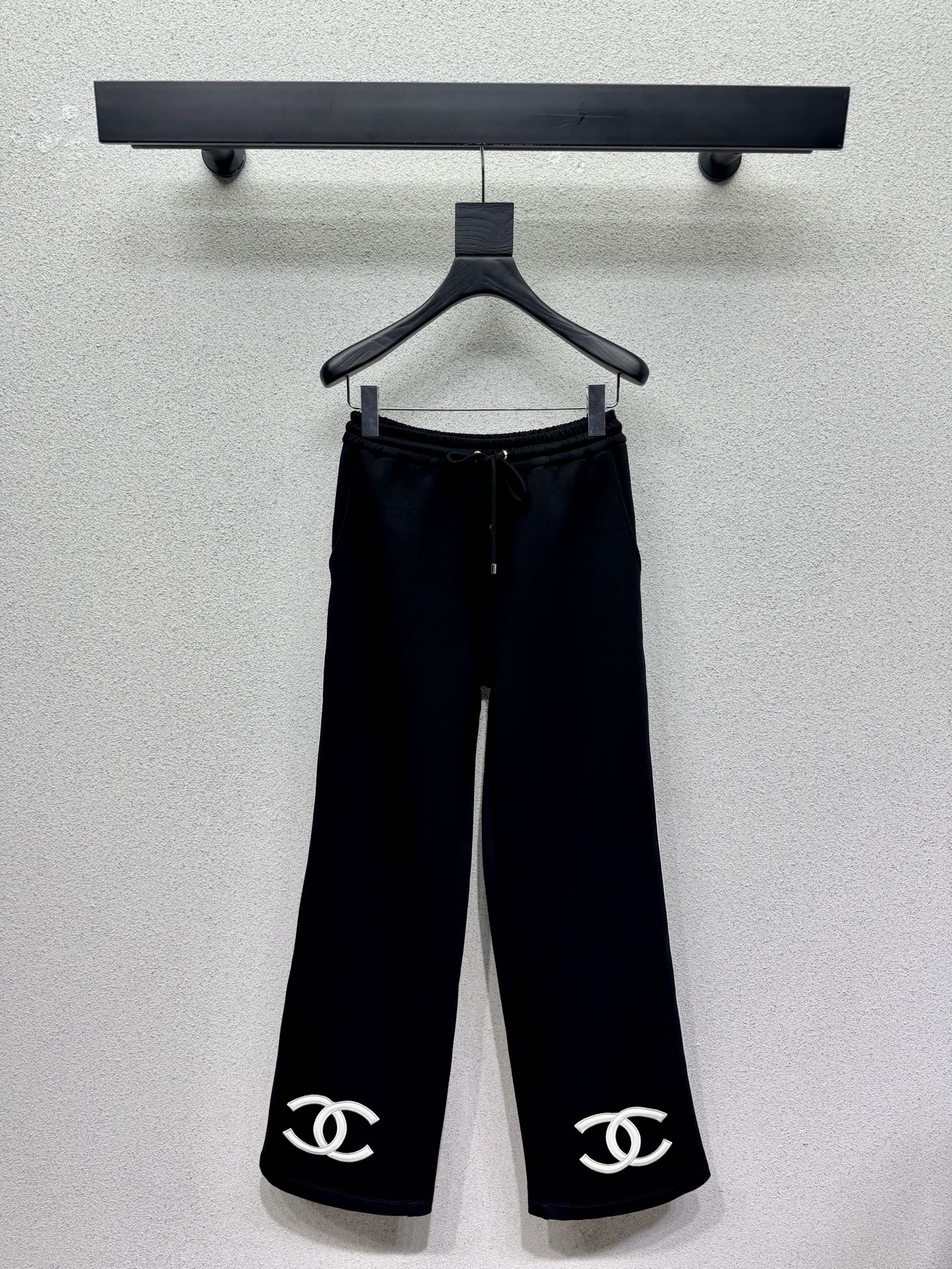 Casual matching set with a bold logo.
