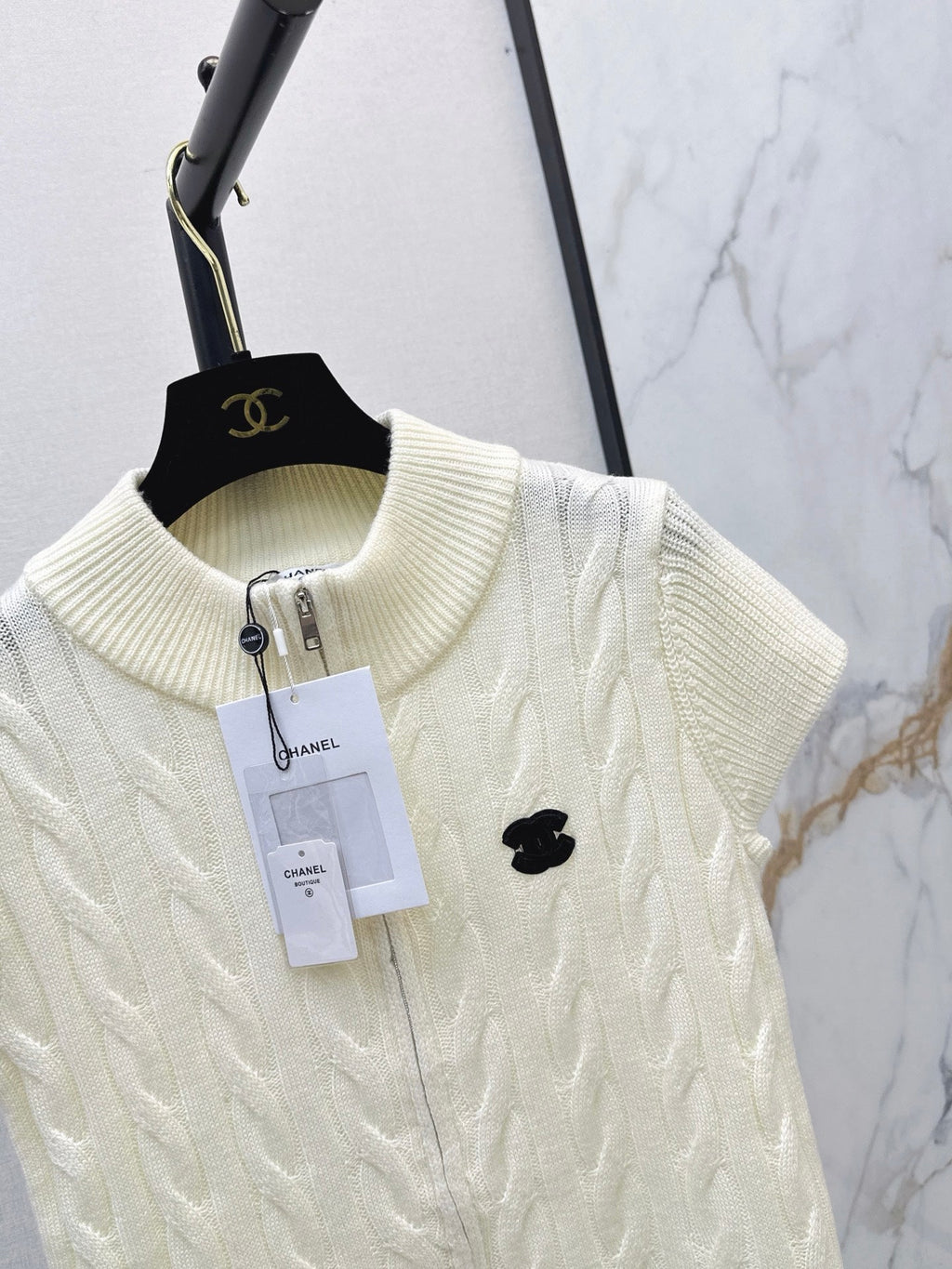 Chanel / 26 Early Autumn Latest Knit Short-Sleeve Cardigan