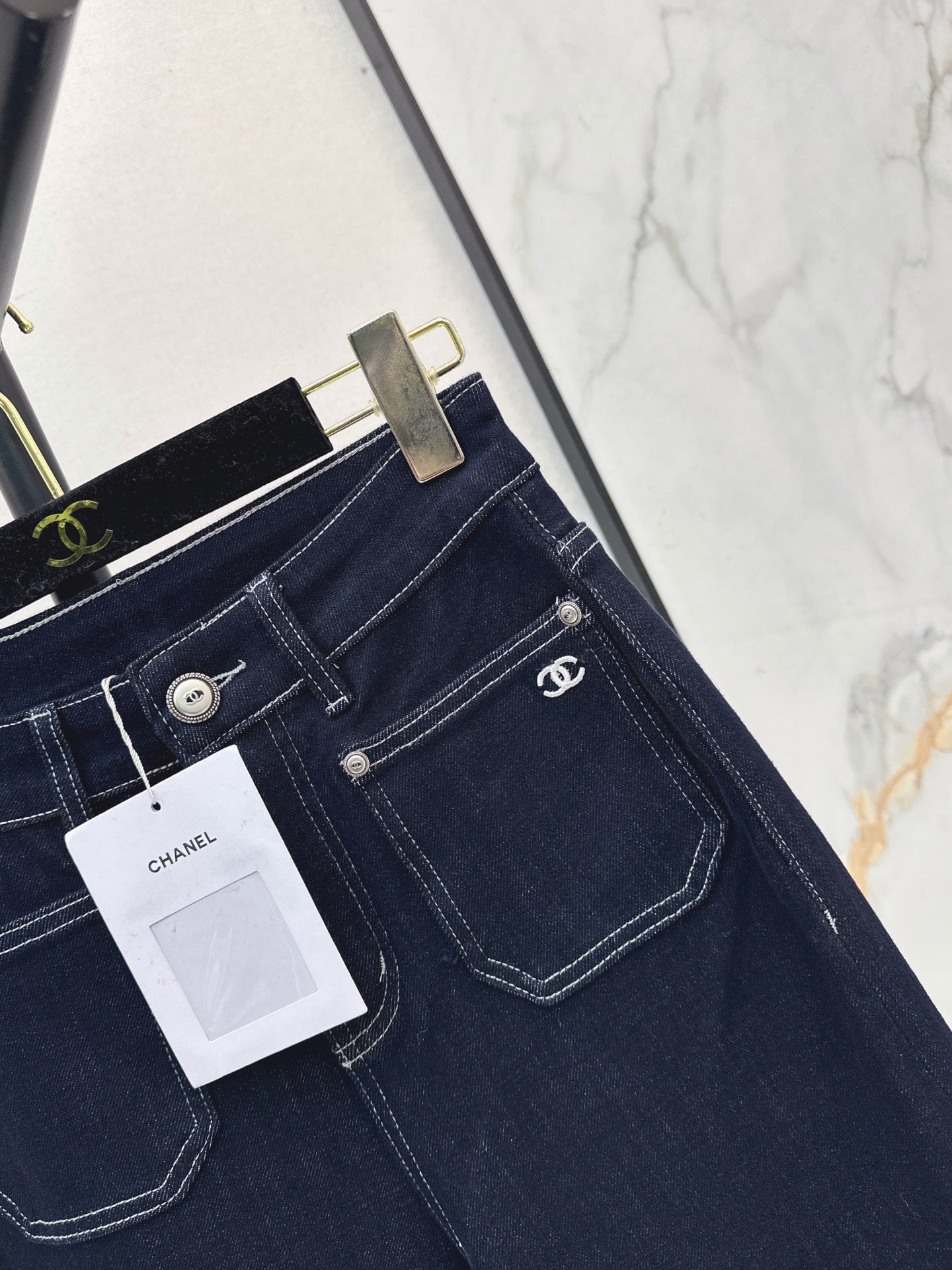 Chanel / 26 Early Autumn Latest Straight-Leg Jeans