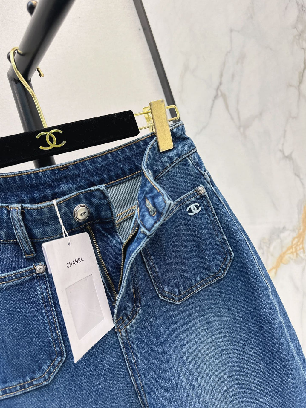 Chanel / 26 Early Autumn Latest Straight-Leg Jeans