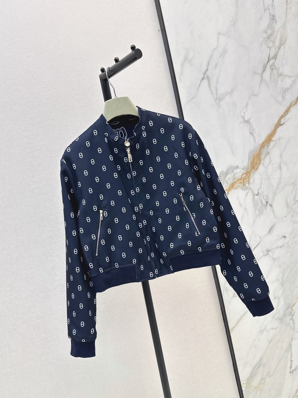 Hermès / 26 Early Autumn Latest Printed Reversible Jacket
