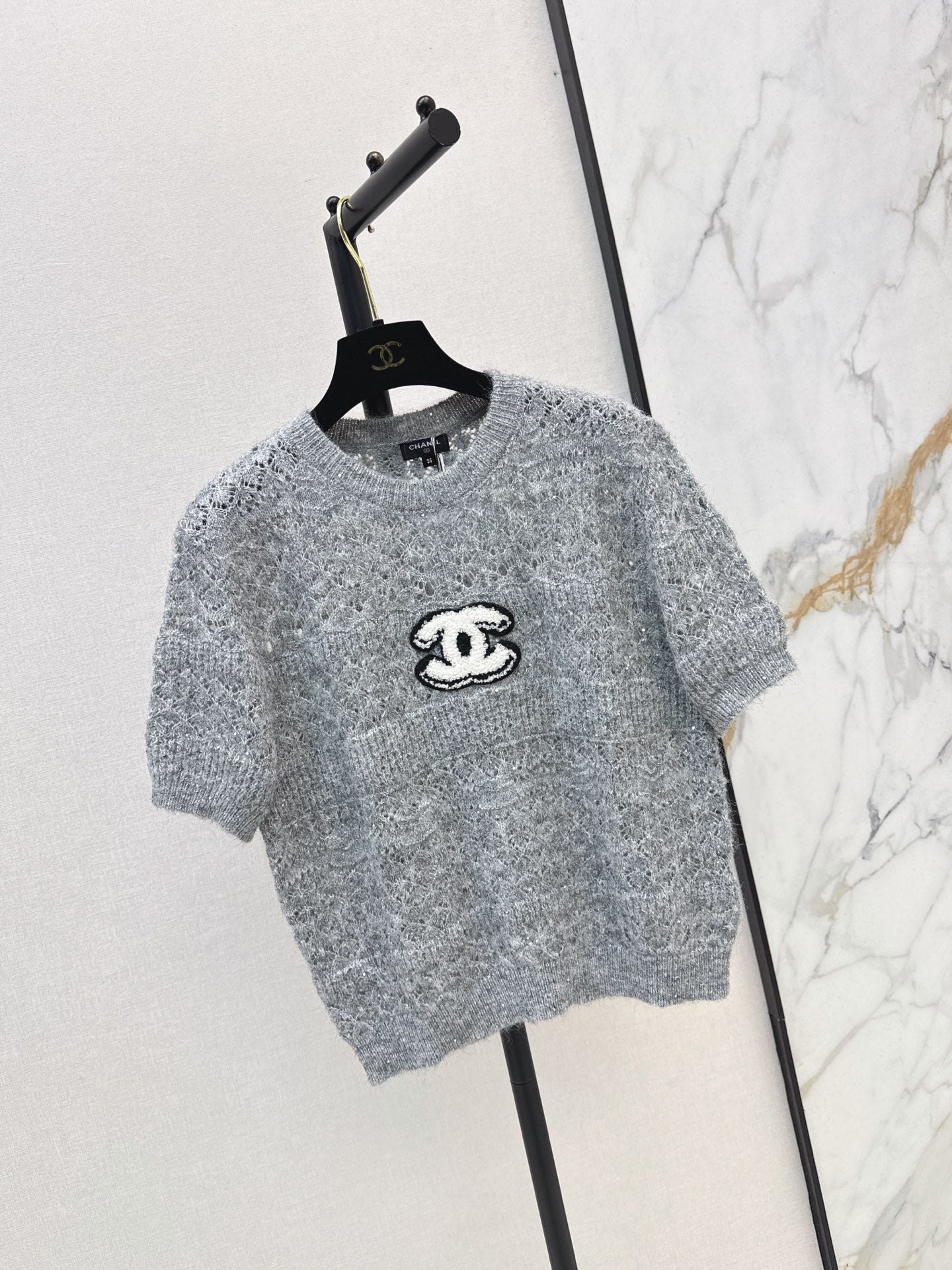 Chanel / 26 Early Autumn Latest Hollow-Out Short Knit Top