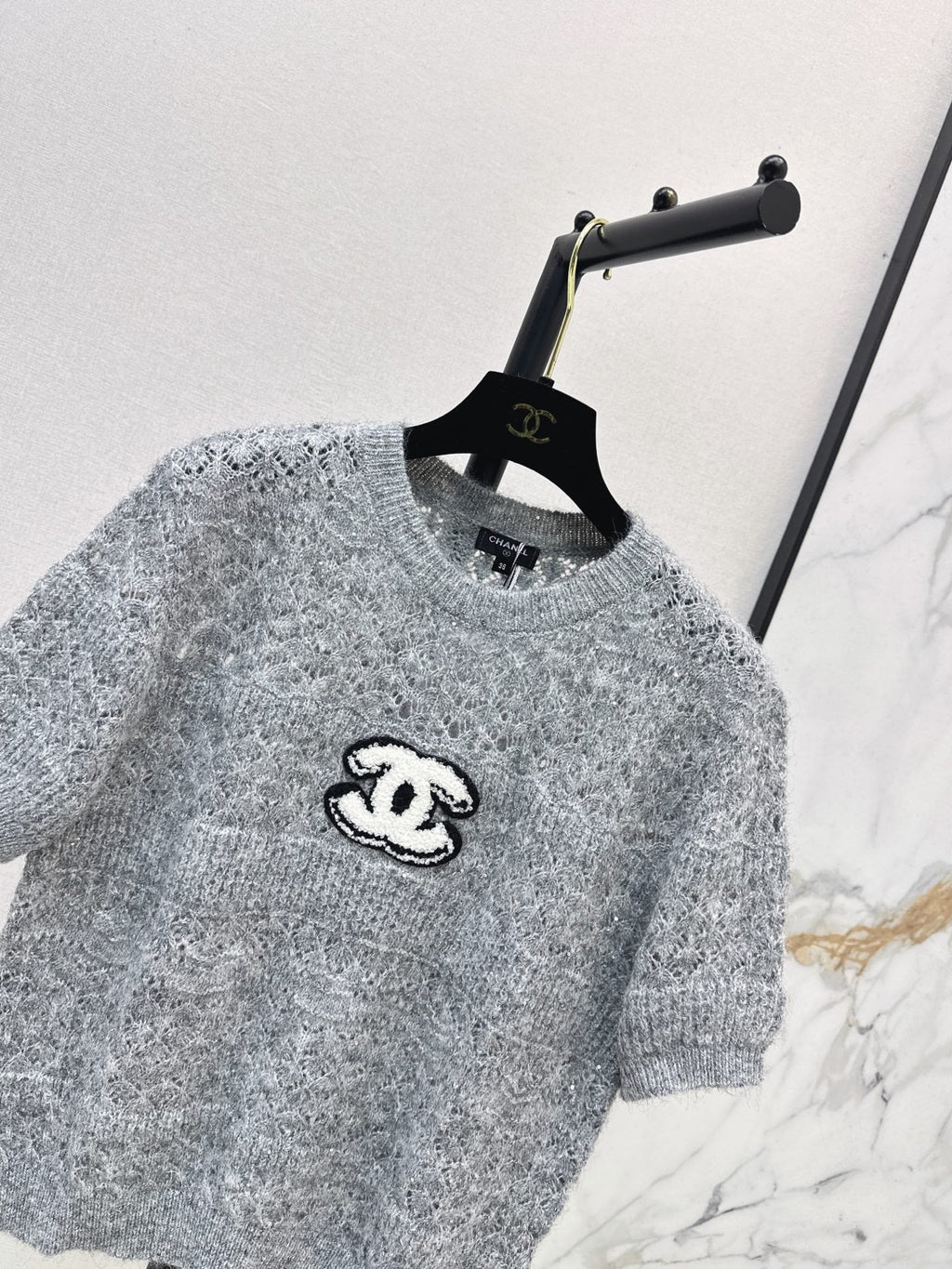 Chanel / 26 Early Autumn Latest Hollow-Out Short Knit Top