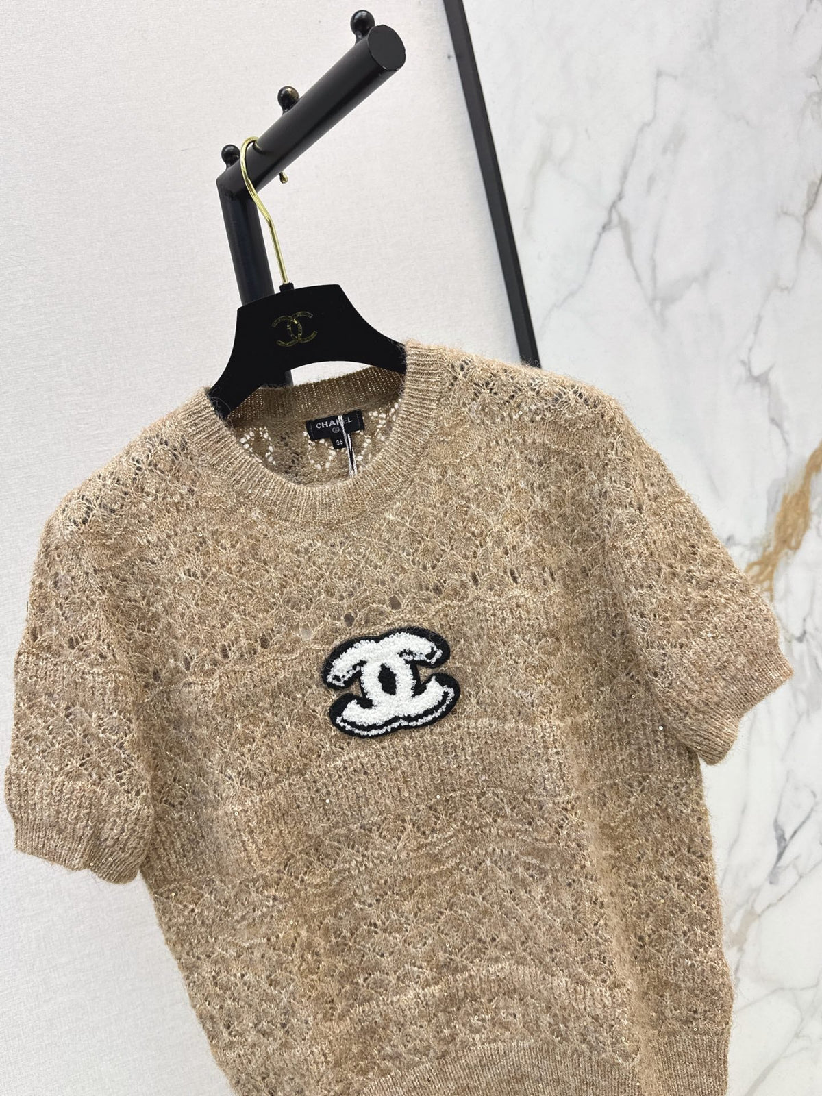 Chanel / 26 Early Autumn Latest Hollow-Out Short Knit Top