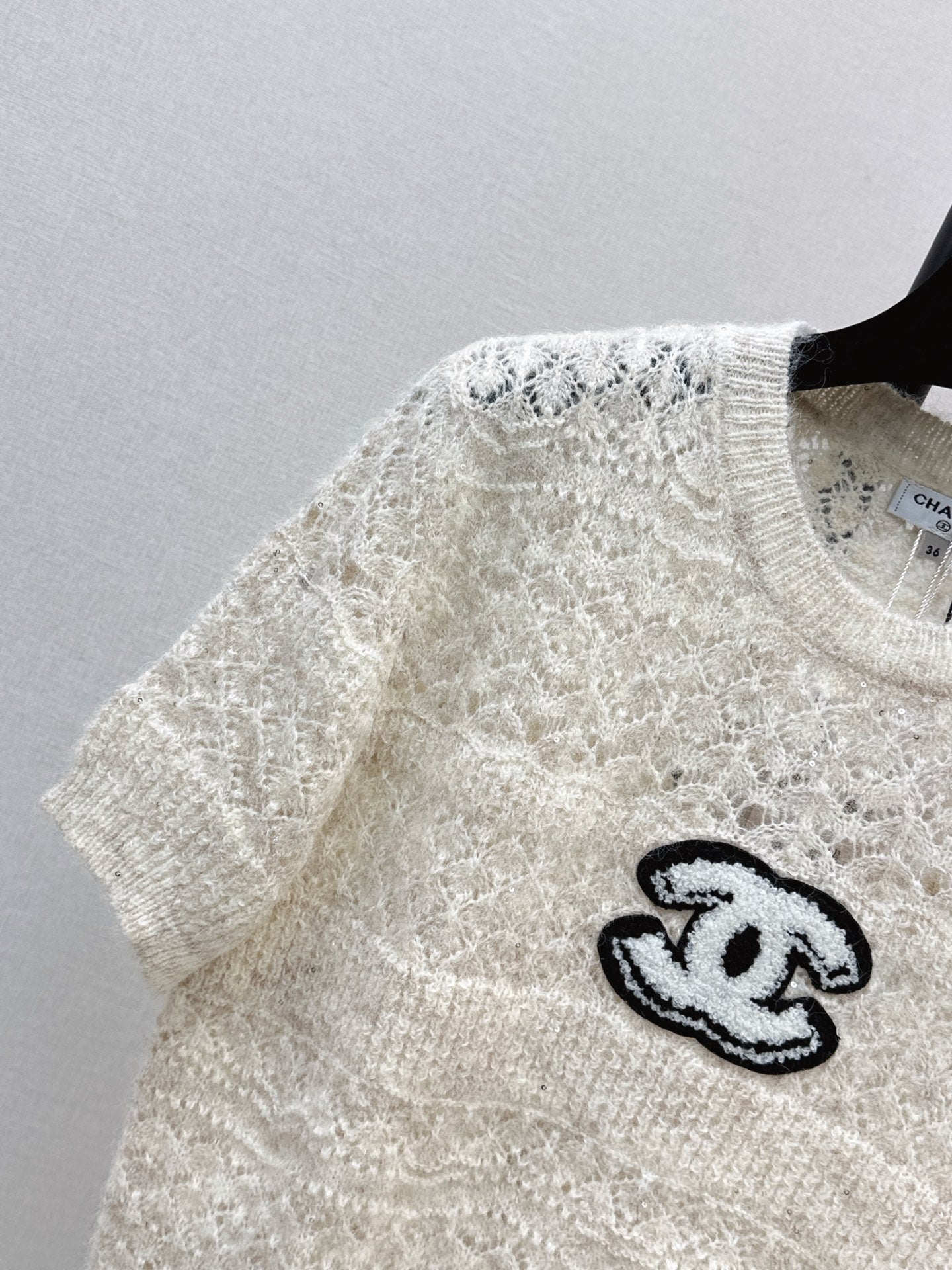 Chanel / 26 Early Autumn Latest Hollow-Out Short Knit Top
