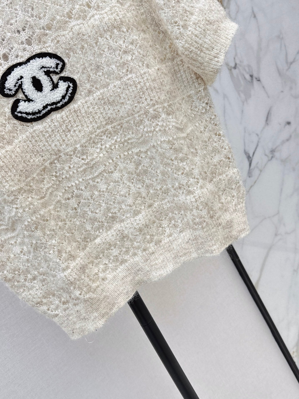 Chanel / 26 Early Autumn Latest Hollow-Out Short Knit Top