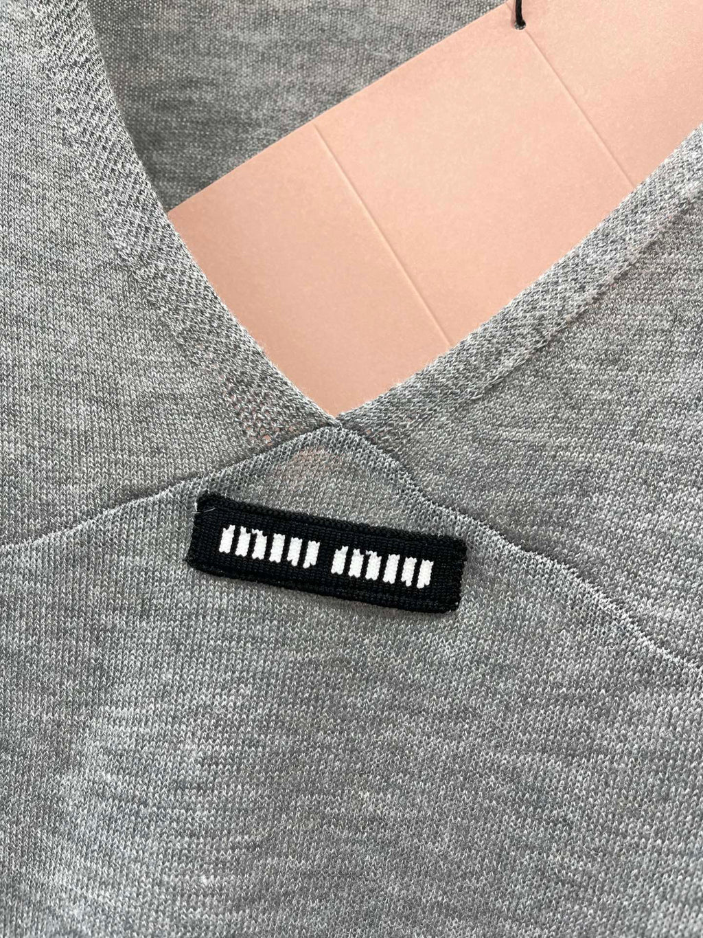 MiuMiu/26 New Early Autumn V-Neck Soft Curved Top