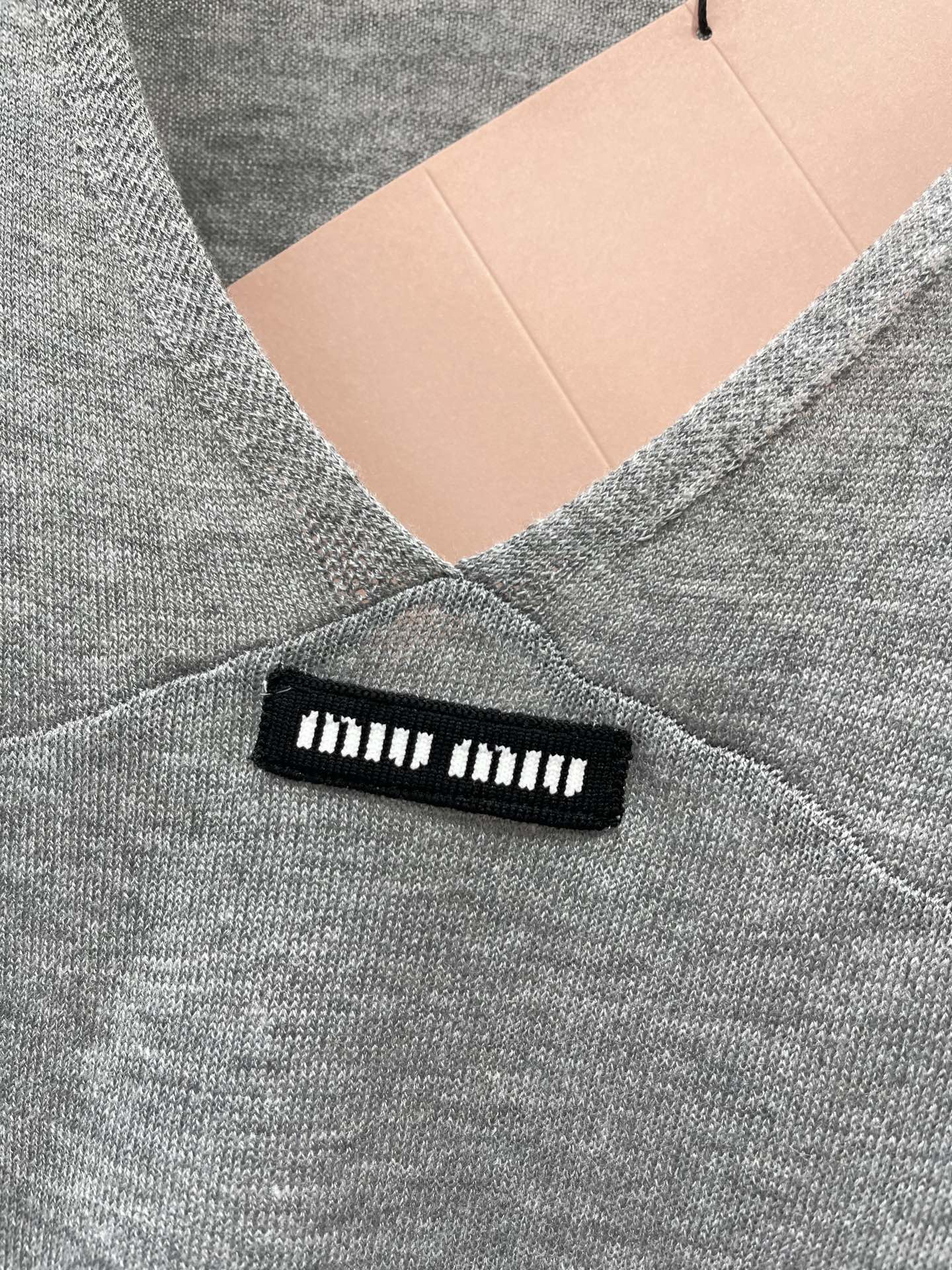 MiuMiu/26 New Early Autumn V-Neck Soft Curved Top