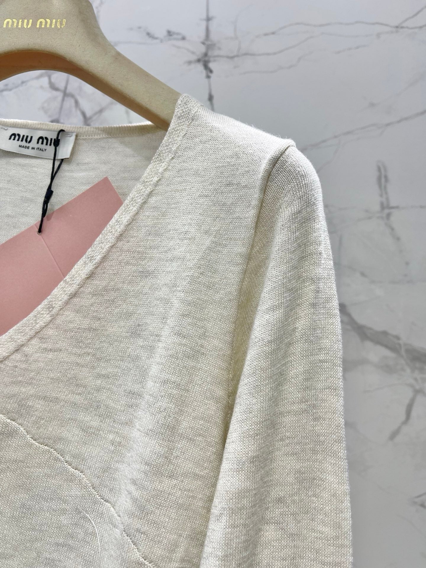 MiuMiu/26 New Early Autumn V-Neck Soft Curved Top