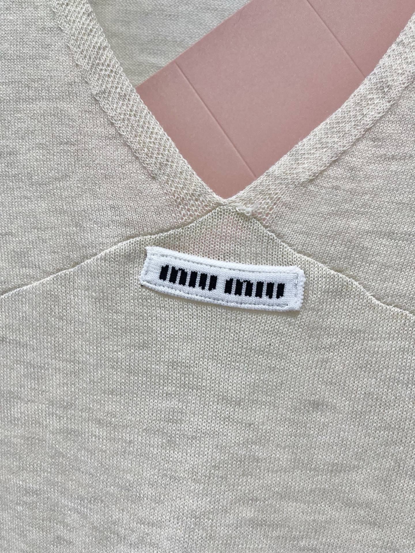 MiuMiu/26 New Early Autumn V-Neck Soft Curved Top