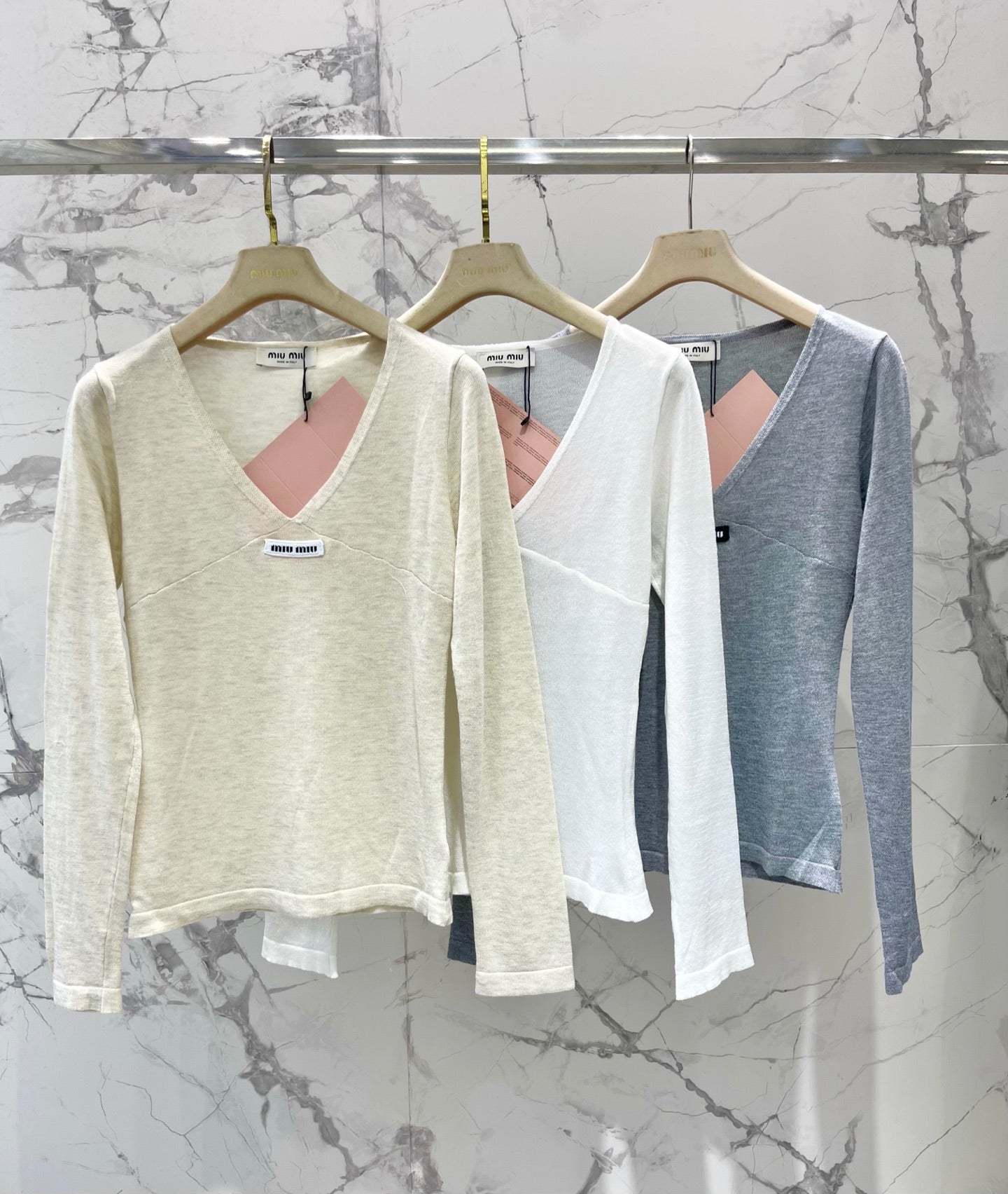 MiuMiu/26 New Early Autumn V-Neck Soft Curved Top