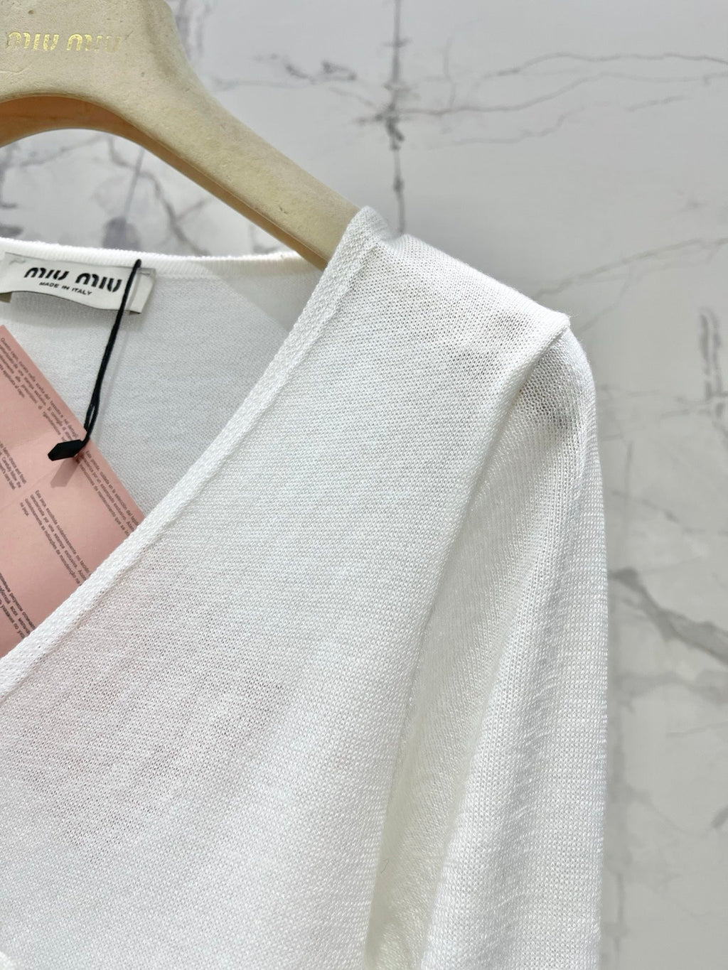 MiuMiu/26 New Early Autumn V-Neck Soft Curved Top