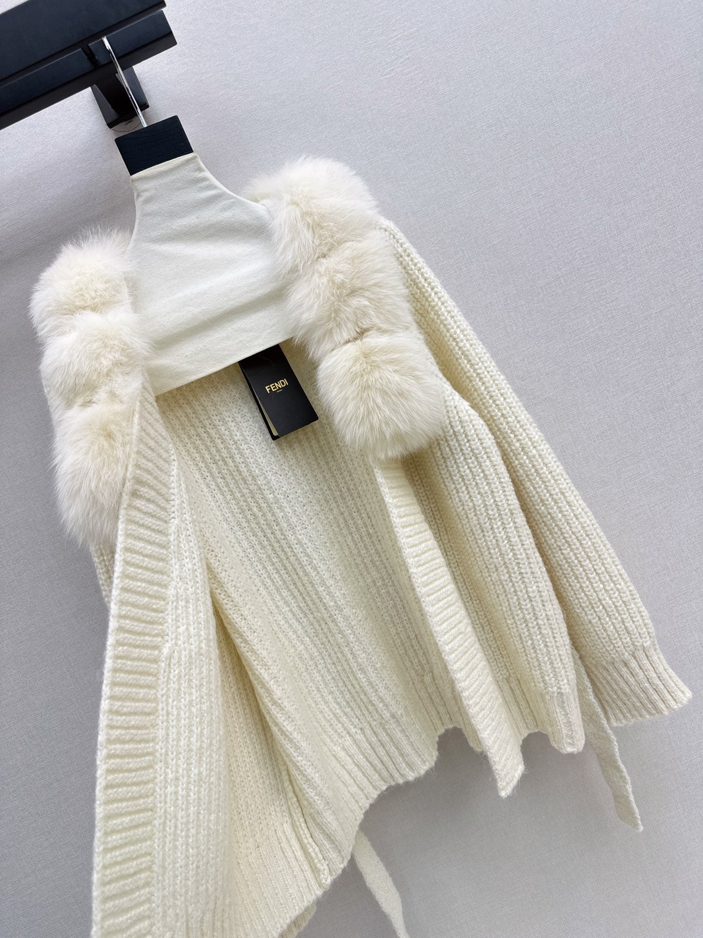 Fendi / 26 Fall/Winter Latest Fox Fur-Trimmed Knit Cardigan