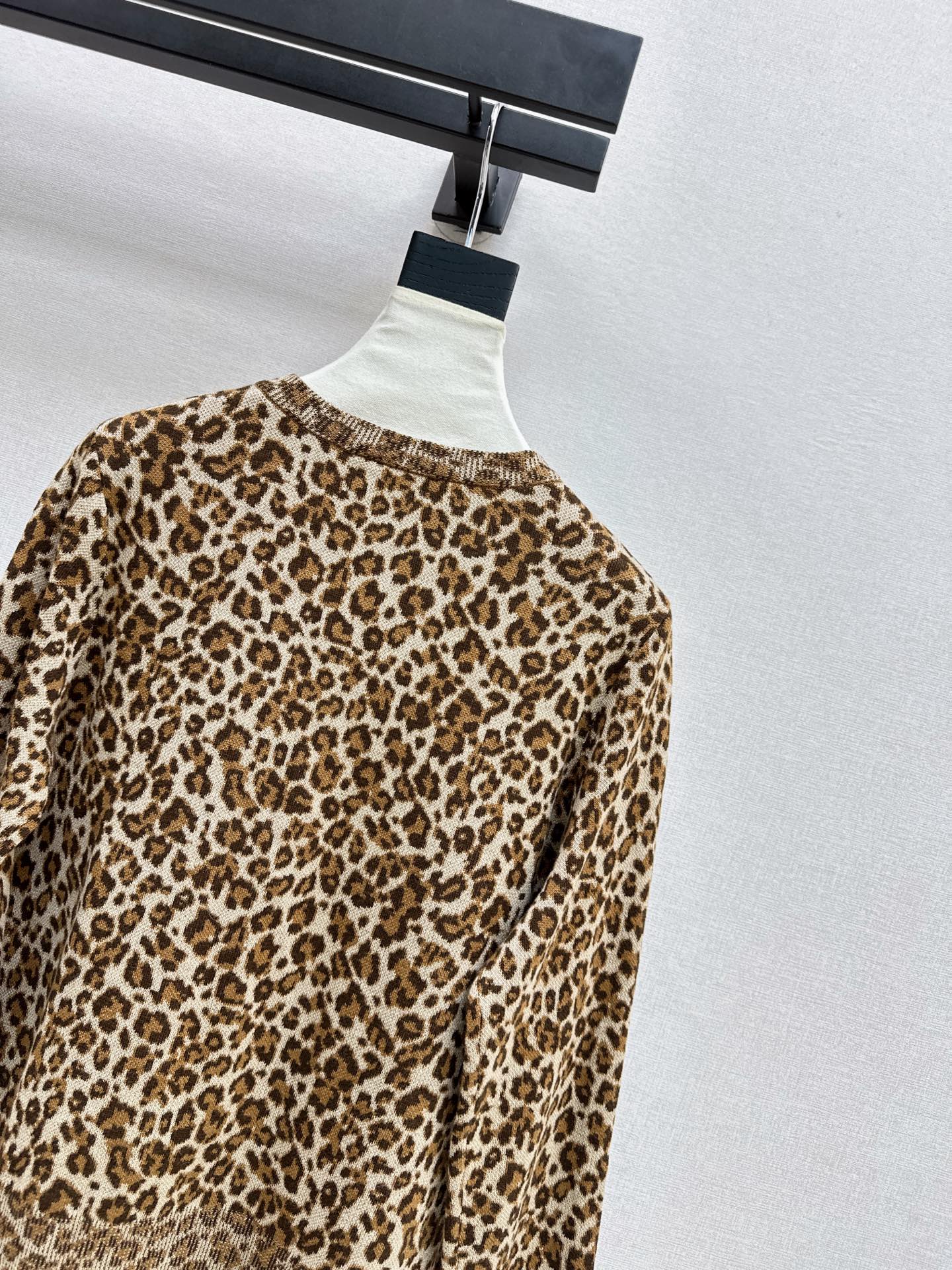 Yves Saint Laurent/26 Fall/Winter Latest Leopard Print Crewneck Cardigan