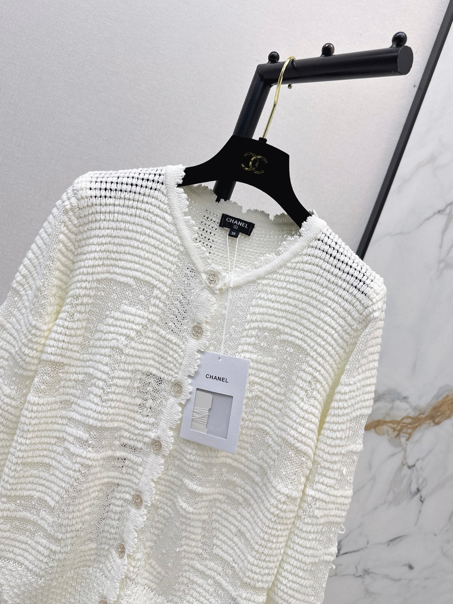 Chanel/26 Early Autumn Latest Soft and Fairy-Like White Hollow Knit Cardigan
