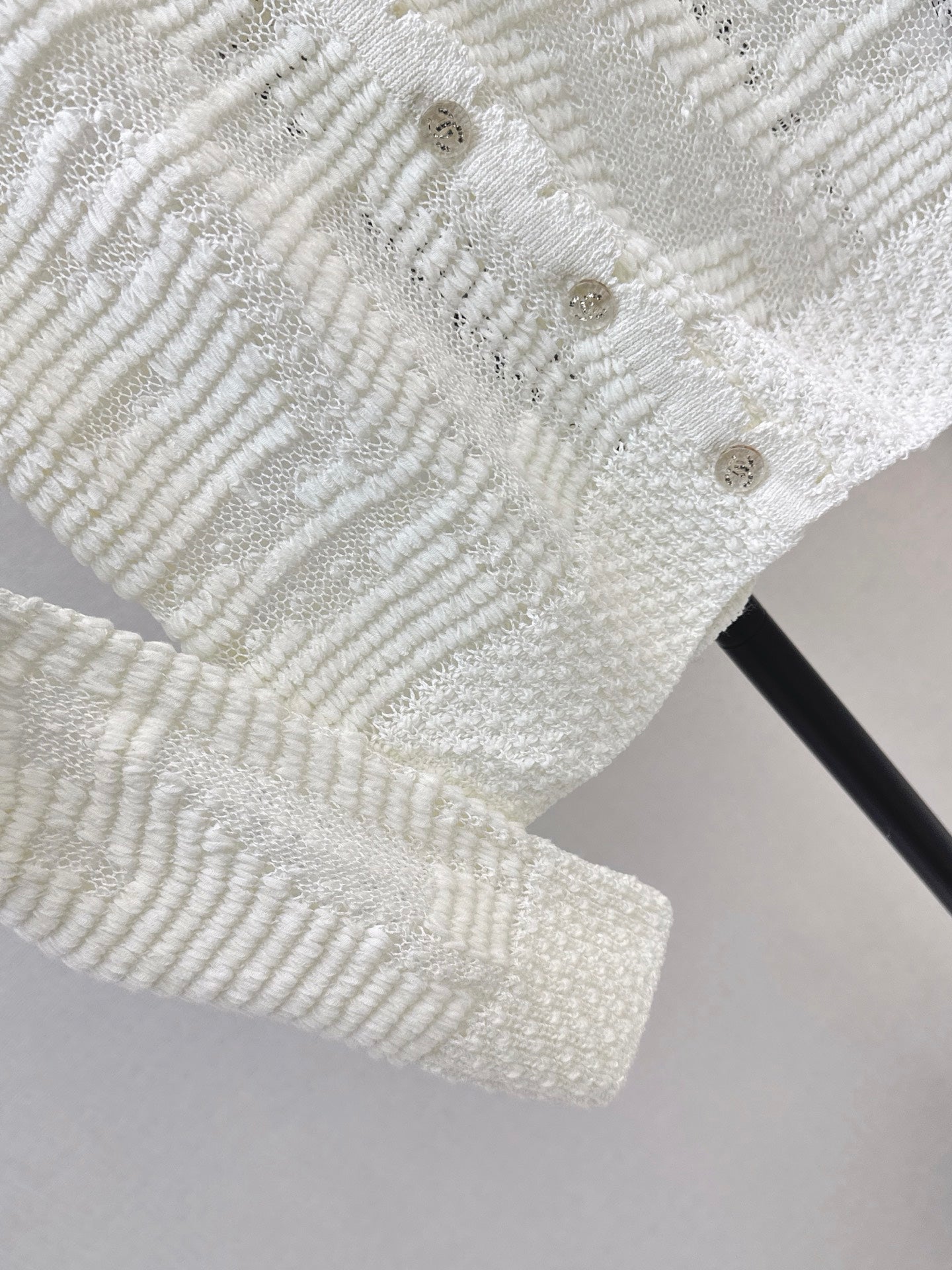 Chanel/26 Early Autumn Latest Soft and Fairy-Like White Hollow Knit Cardigan