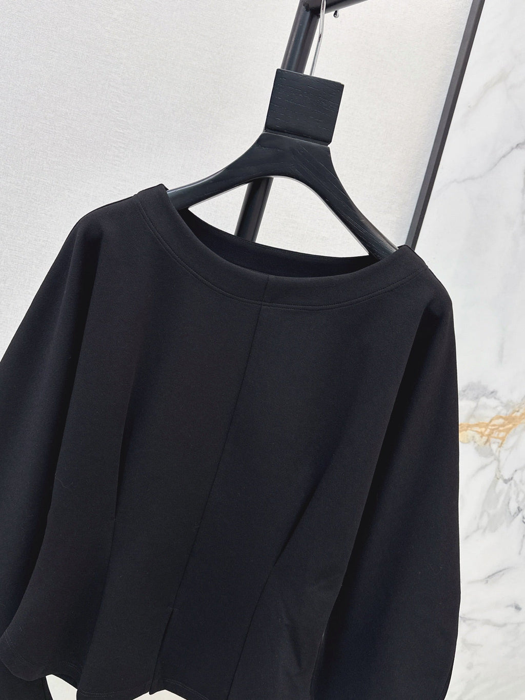 26 Fall/Winter Latest Batwing Sleeve Structured Waist Minimalist Long Sleeve Top