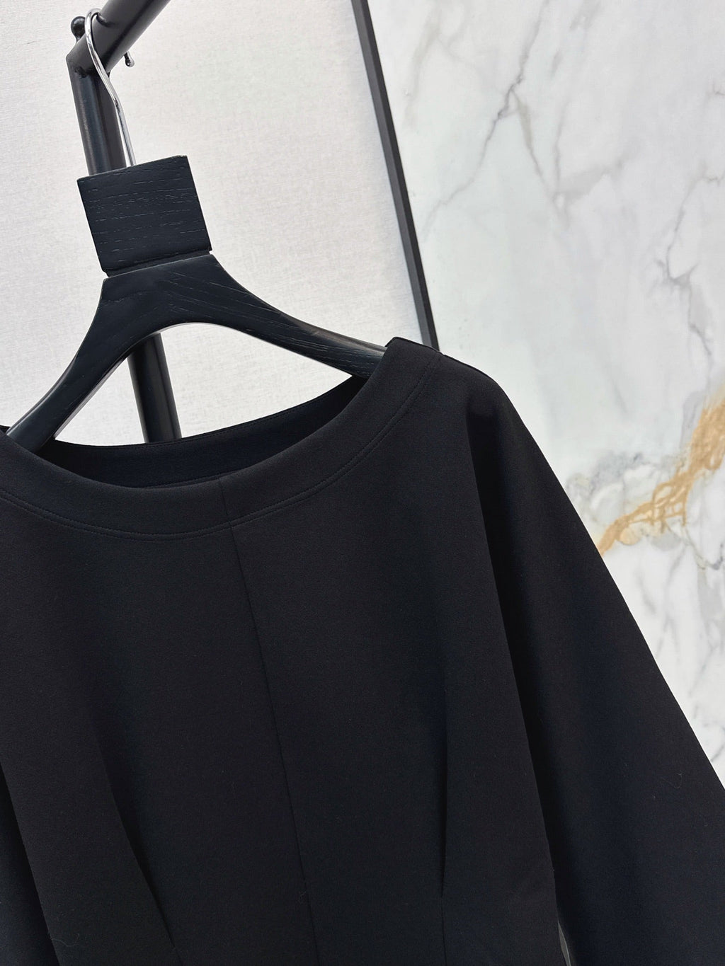26 Fall/Winter Latest Batwing Sleeve Structured Waist Minimalist Long Sleeve Top