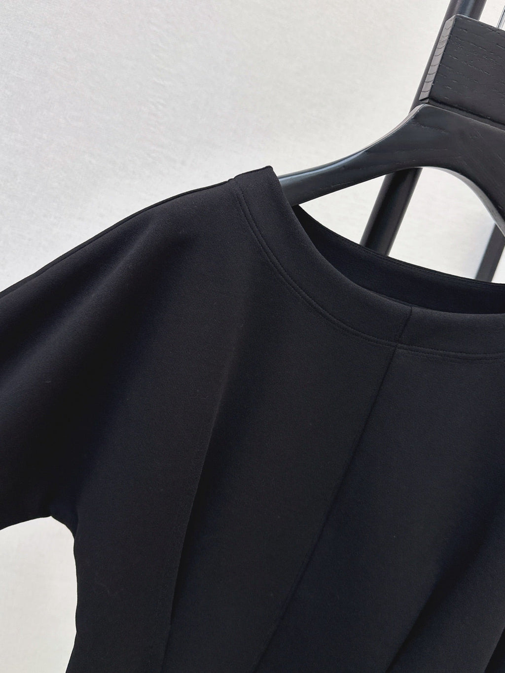 26 Fall/Winter Latest Batwing Sleeve Structured Waist Minimalist Long Sleeve Top