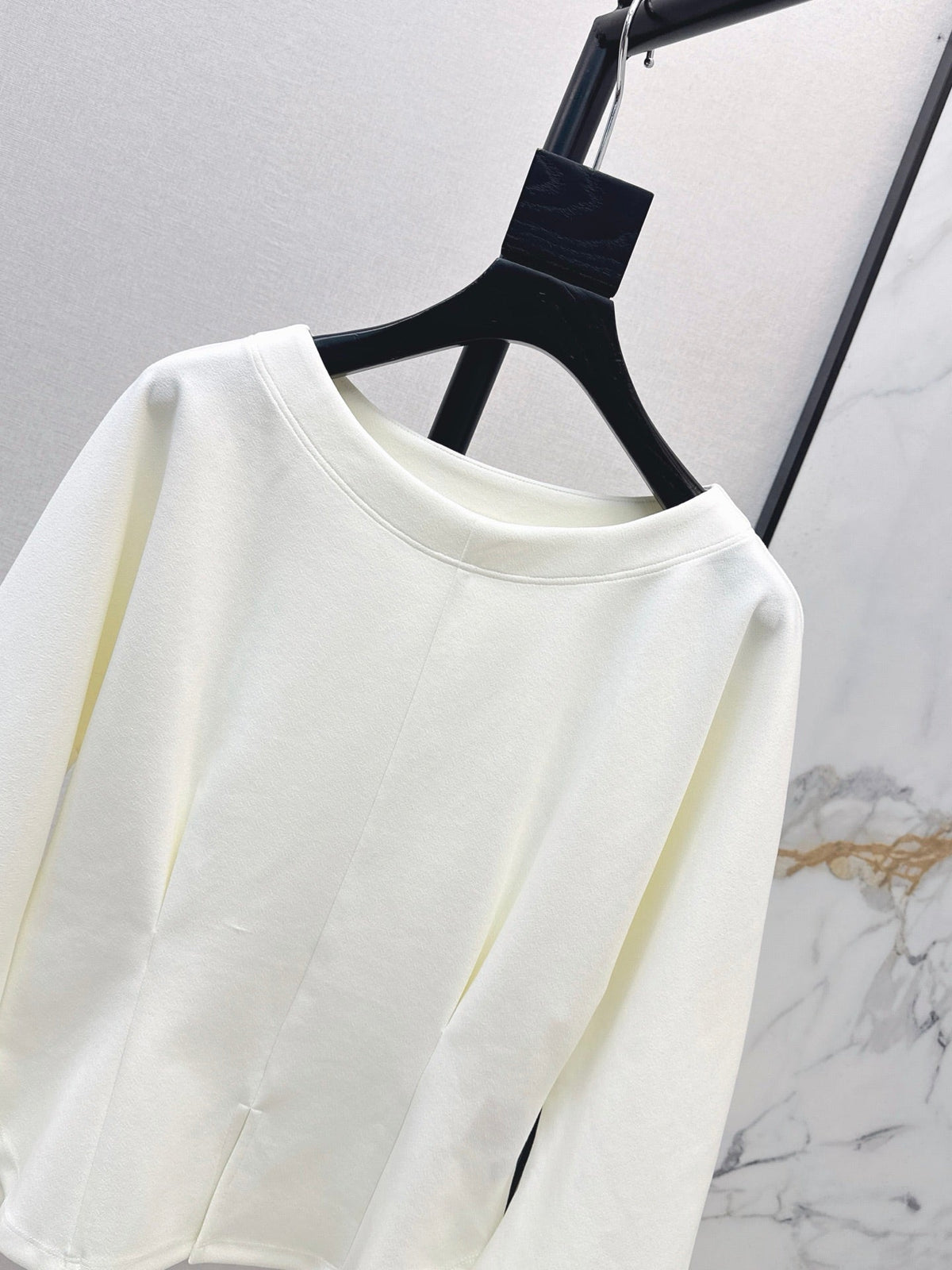 26 Fall/Winter Latest Batwing Sleeve Structured Waist Minimalist Long Sleeve Top