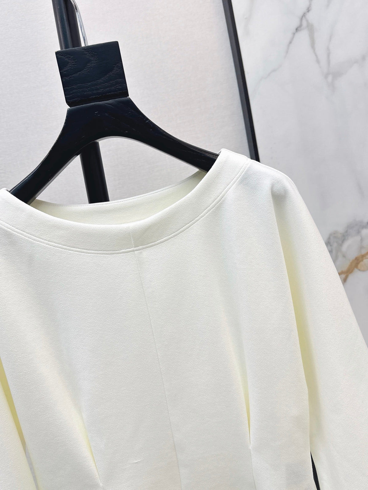 26 Fall/Winter Latest Batwing Sleeve Structured Waist Minimalist Long Sleeve Top