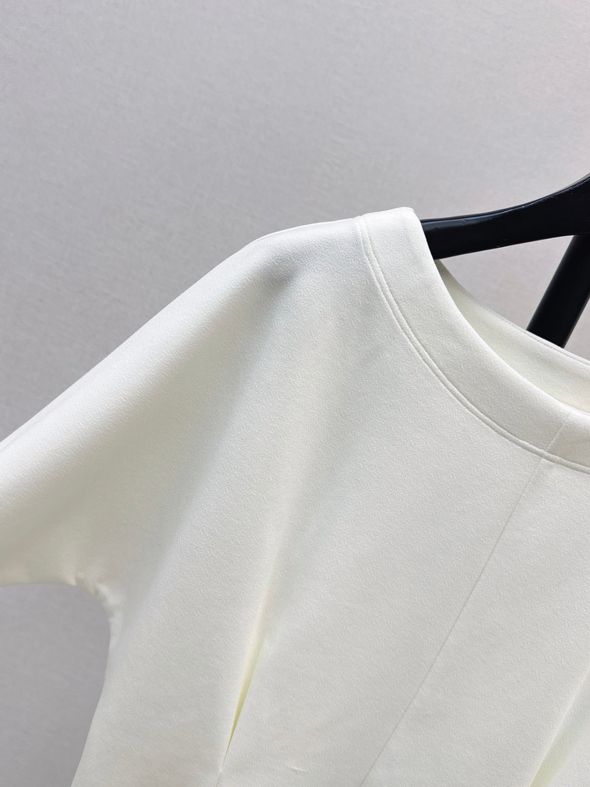 26 Fall/Winter Latest Batwing Sleeve Structured Waist Minimalist Long Sleeve Top