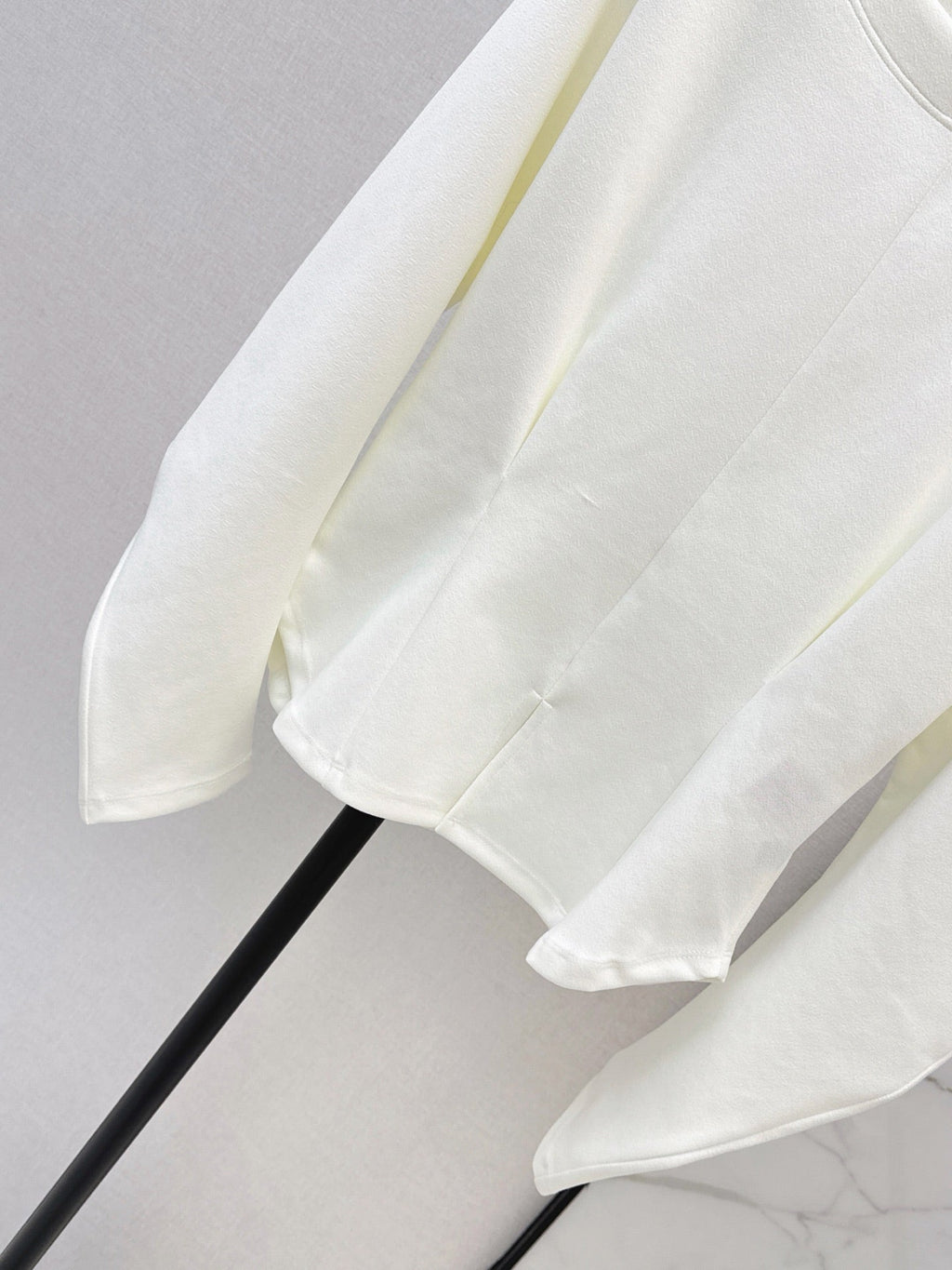 26 Fall/Winter Latest Batwing Sleeve Structured Waist Minimalist Long Sleeve Top