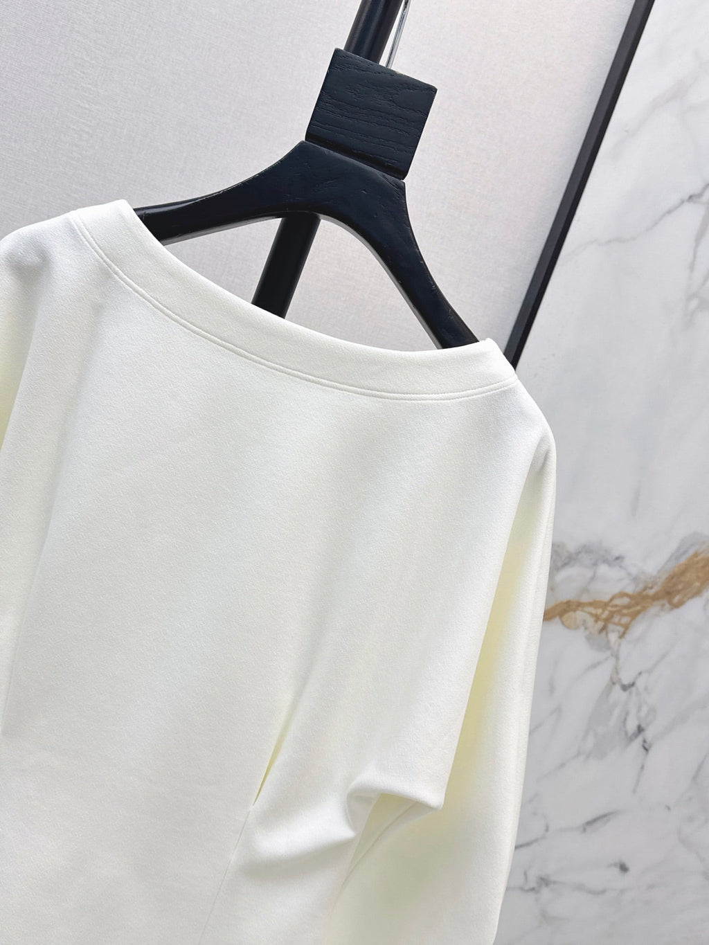 26 Fall/Winter Latest Batwing Sleeve Structured Waist Minimalist Long Sleeve Top