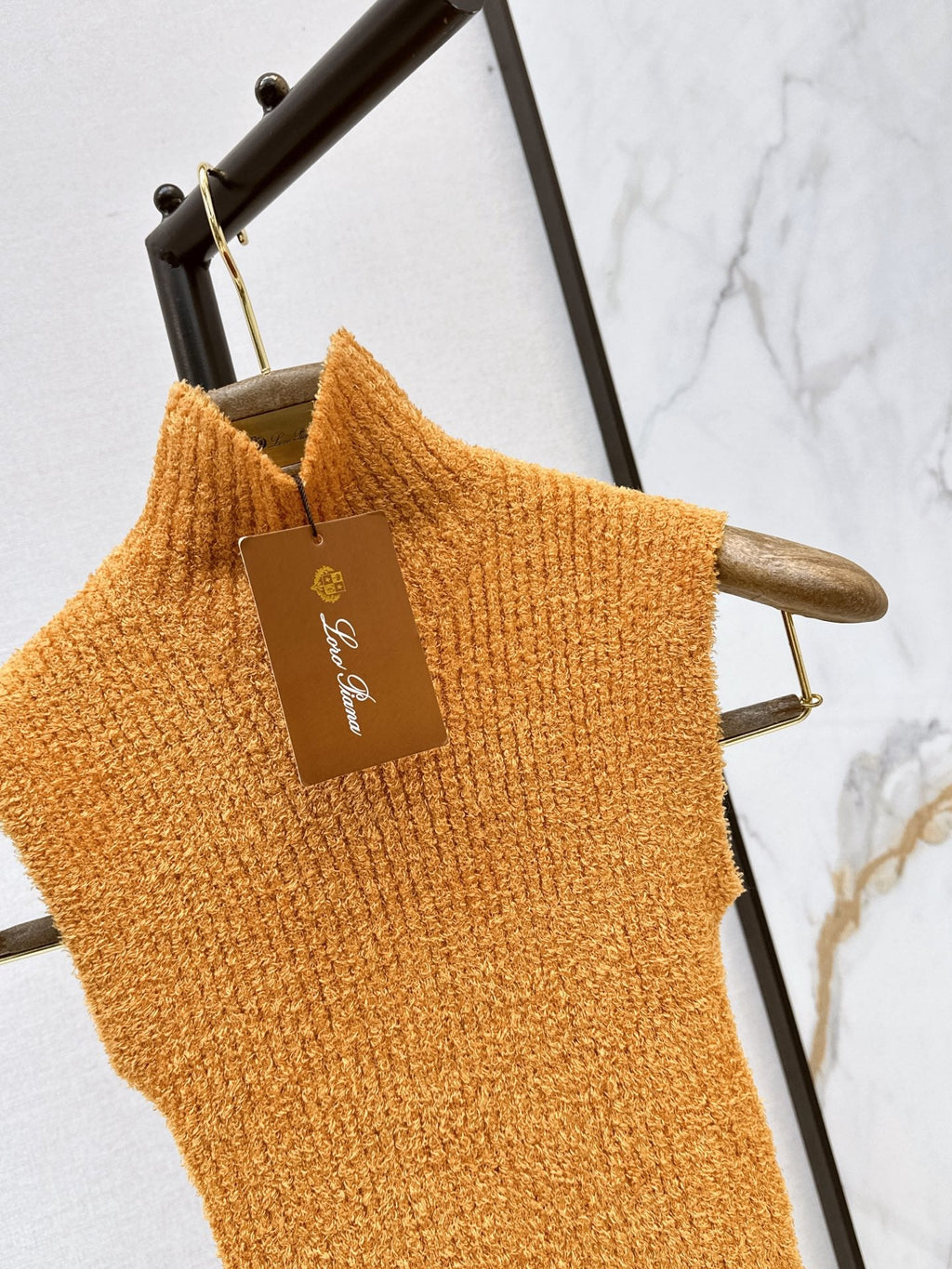 26 Fall/Winter Latest Caramel-Colored Sleeveless Semi-Turtleneck