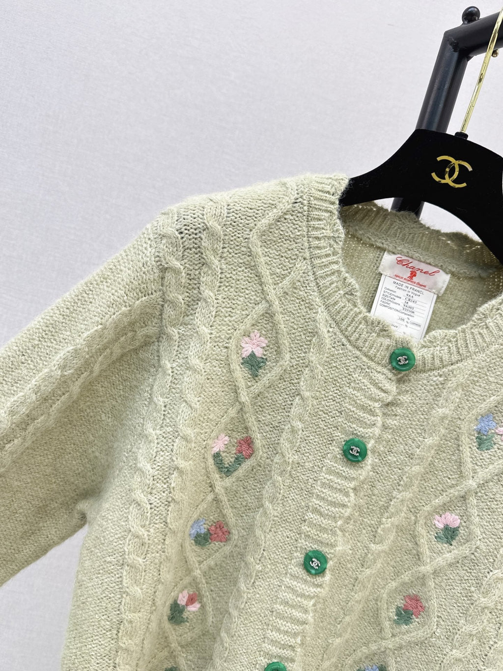 26 Autumn/Winter Latest Flower Embroidered Knit Cardigan