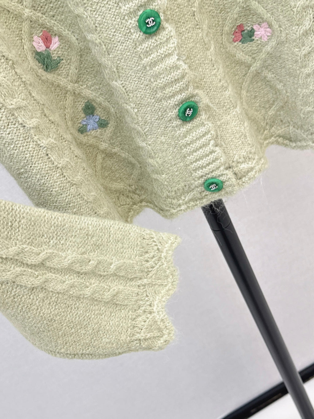 26 Autumn/Winter Latest Flower Embroidered Knit Cardigan