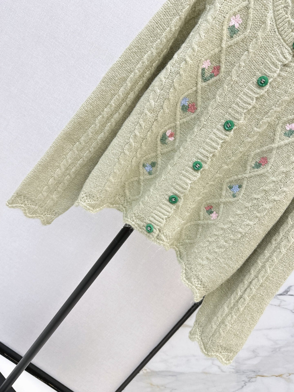 26 Autumn/Winter Latest Flower Embroidered Knit Cardigan