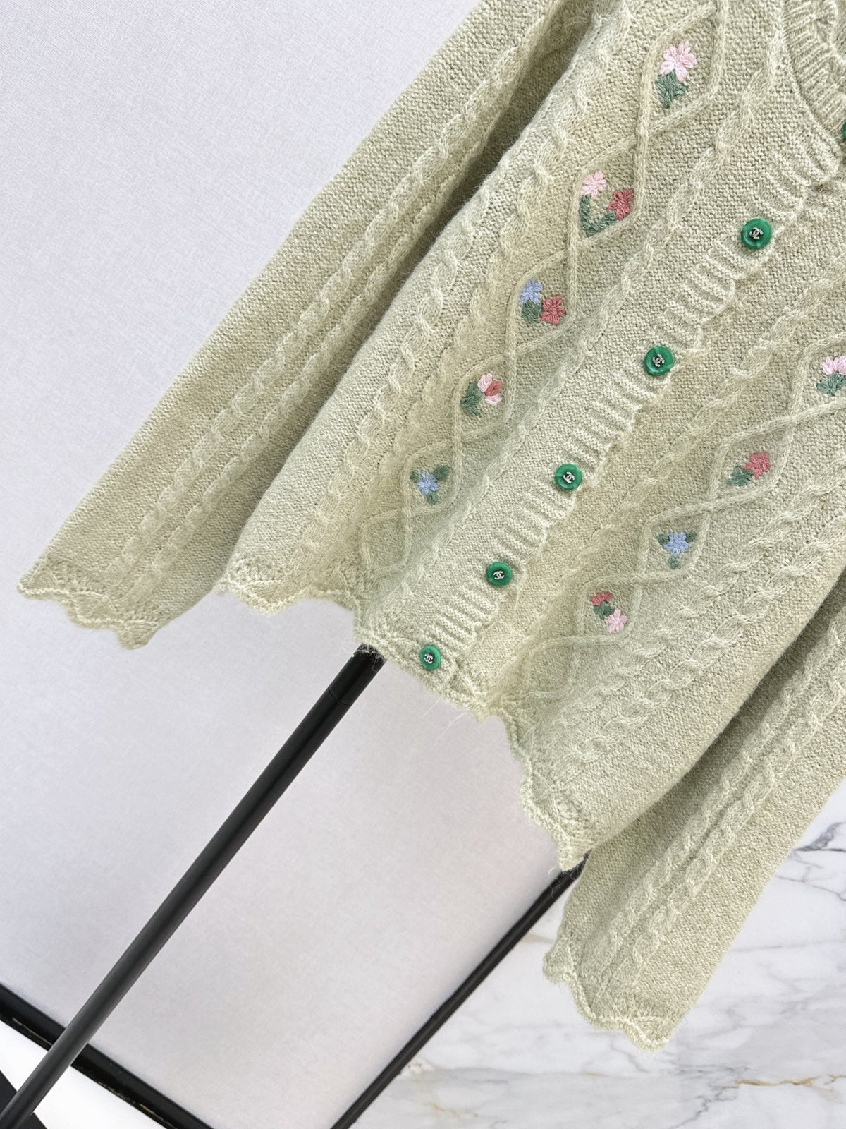 26 Autumn/Winter Latest Flower Embroidered Knit Cardigan
