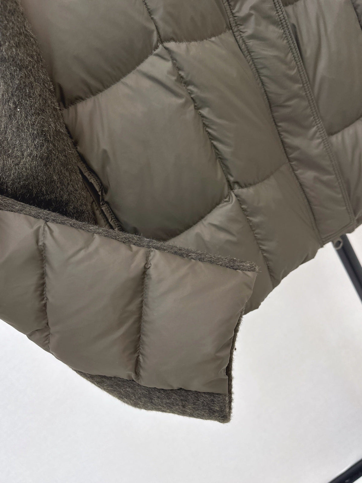 26Latest Autumn/Winter Short Hooded Down Jacket with Wool Panel Detailing
