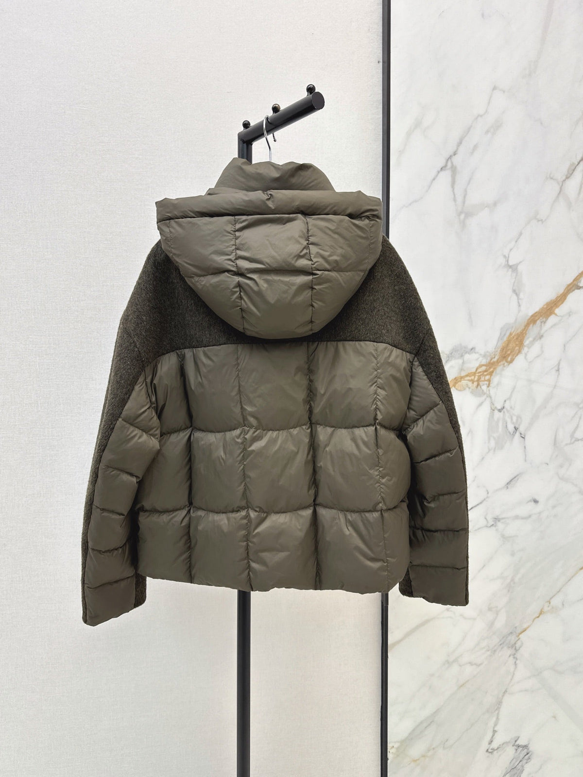 26Latest Autumn/Winter Short Hooded Down Jacket with Wool Panel Detailing