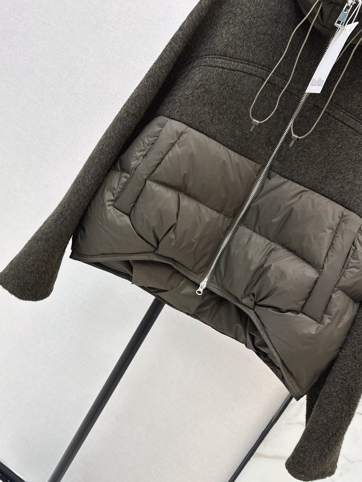 26Latest Autumn/Winter Short Hooded Down Jacket with Wool Panel Detailing