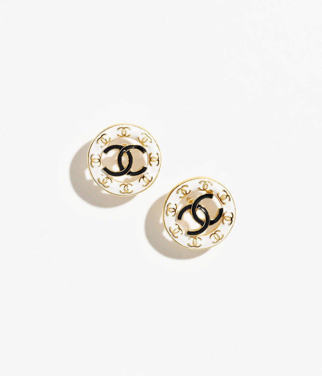 26Black and Gold Double-C Round Stud Earrings