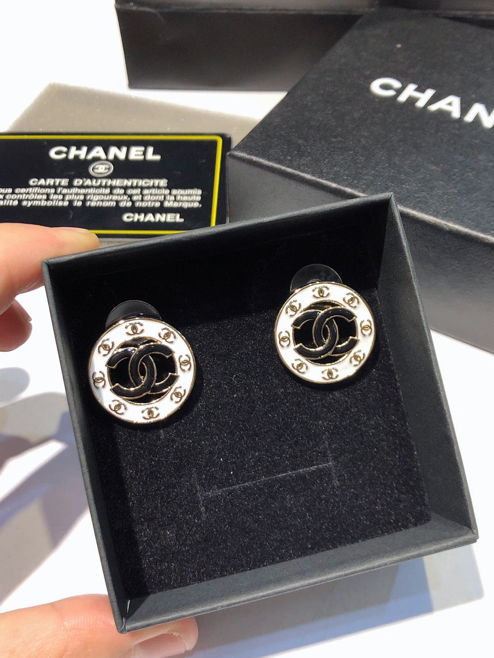 26Black and Gold Double-C Round Stud Earrings