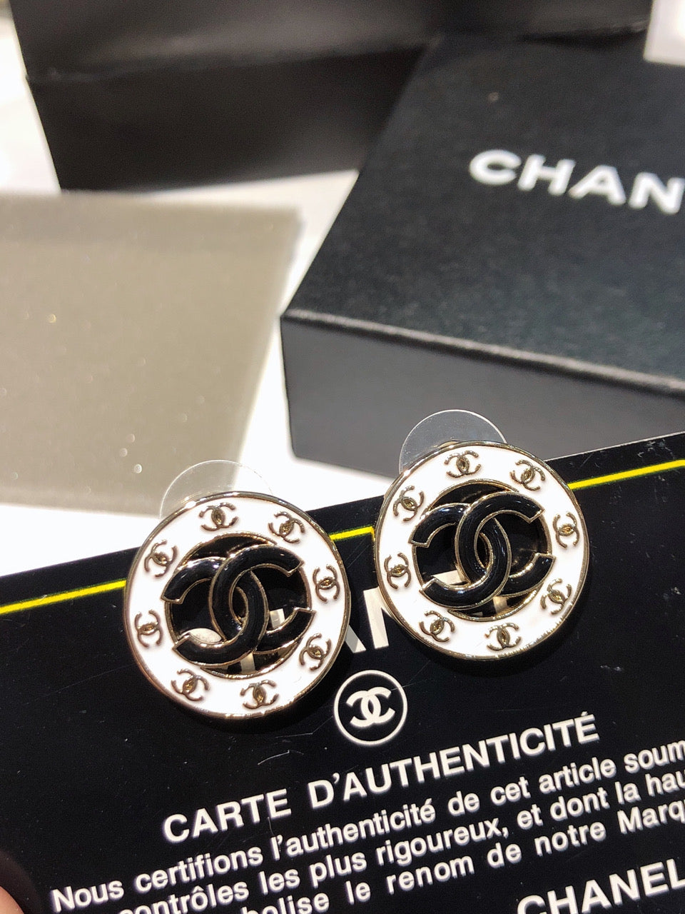 26Black and Gold Double-C Round Stud Earrings