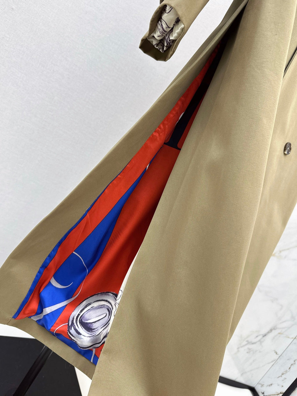 26Latest Autumn/Winter Long Trench Coat with Printed Lining