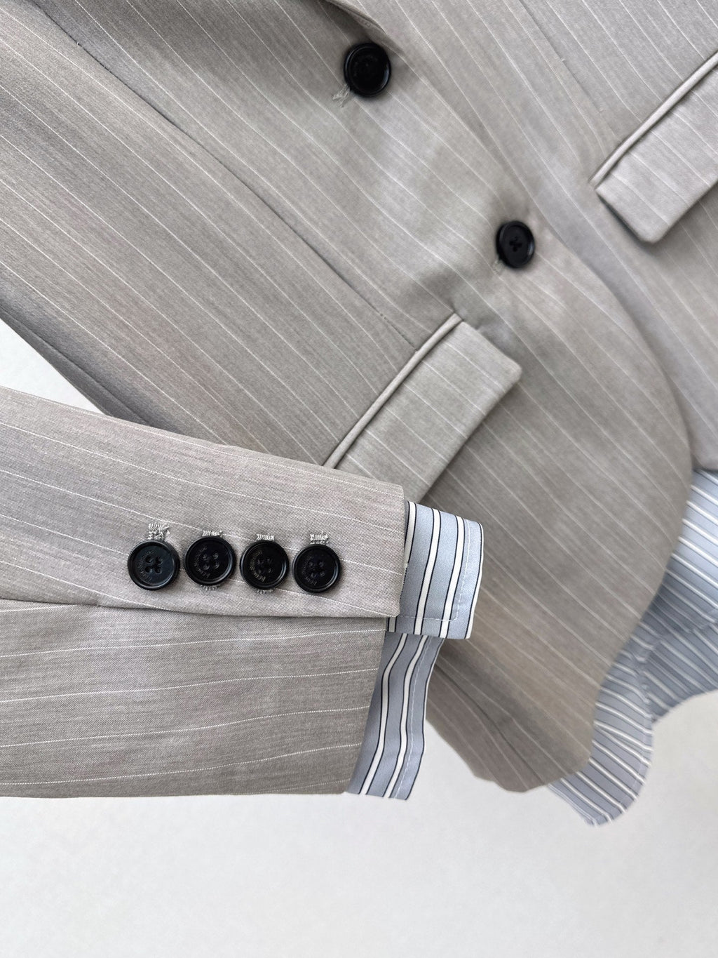 26Latest Autumn/Winter "Faux-Layered" Grey Striped Blazer