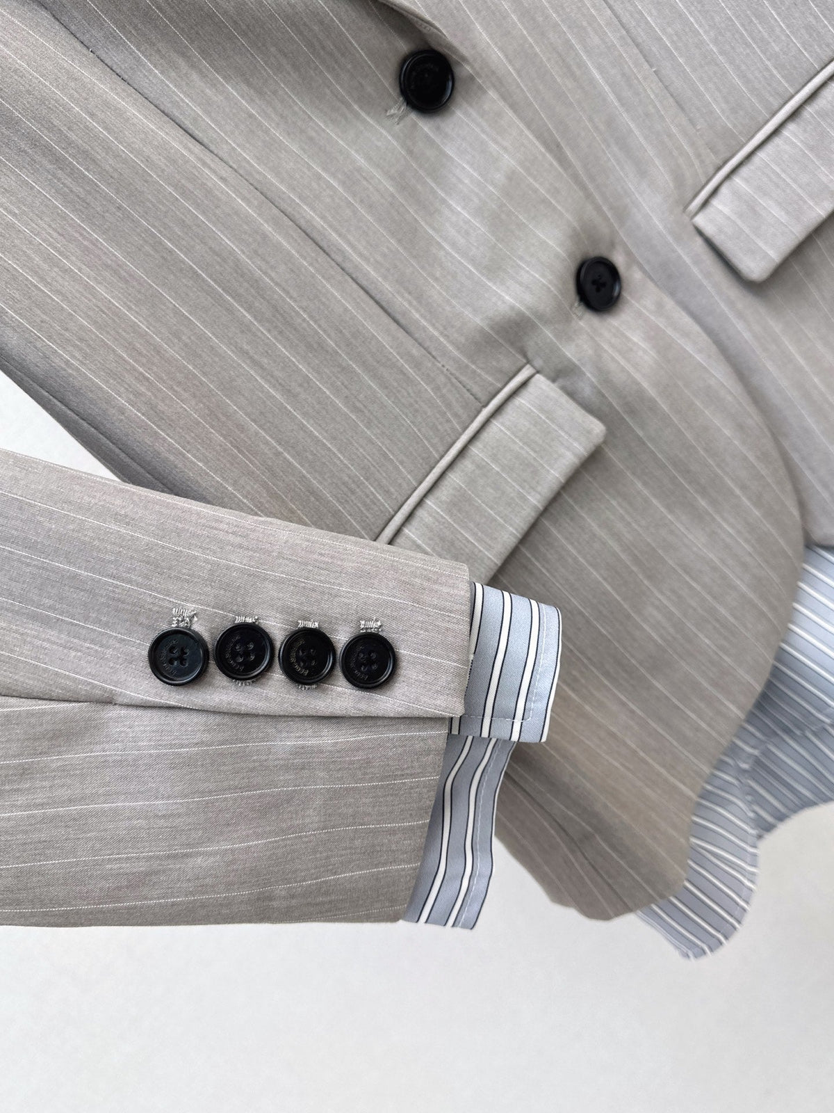 26Latest Autumn/Winter "Faux-Layered" Grey Striped Blazer